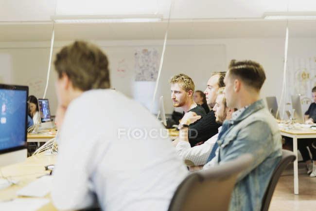 Студенты-журналисты сидят в классе — стоковое фото