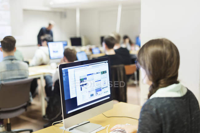 Estudante feminino usando computador — Fotografia de Stock