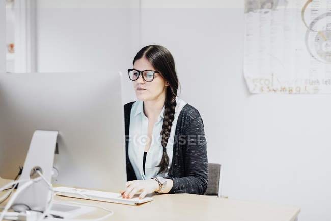 Female student using desktop PC — Stock Photo
