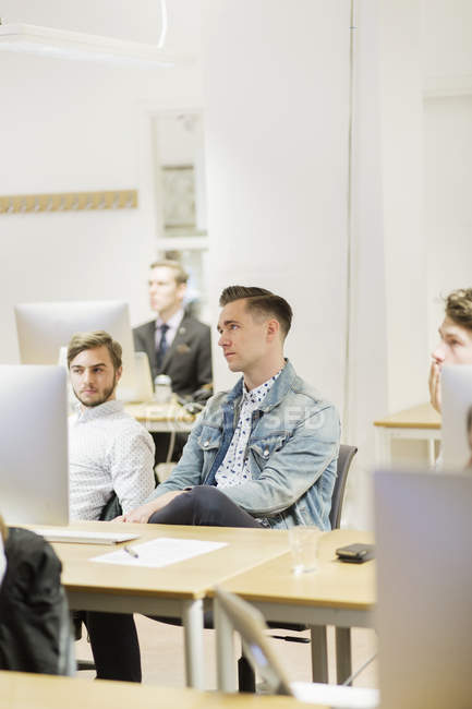 Студенти чоловічої статі, слухати лекції — Stock Photo