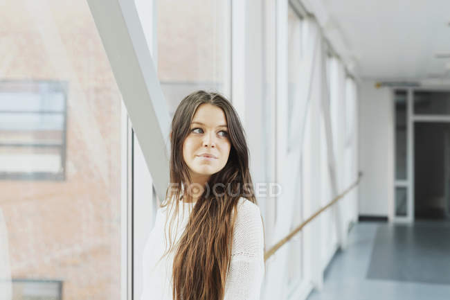 Retrato de estudante de mídia feminino em pé — Fotografia de Stock