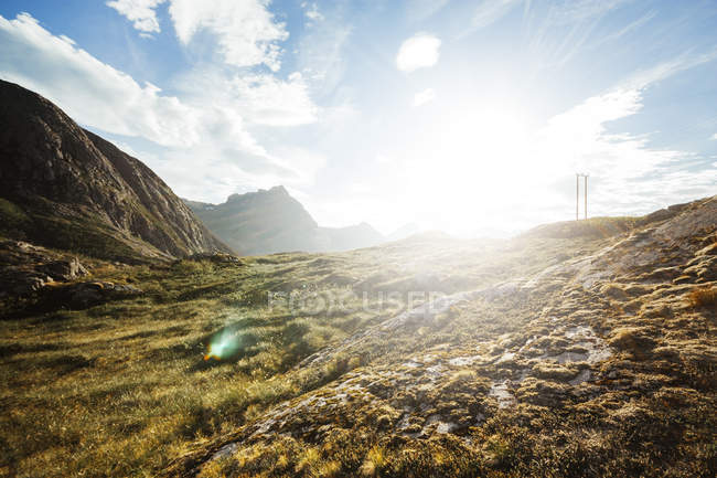 Vista tranquila del paisaje de la cima de la montaña - foto de stock