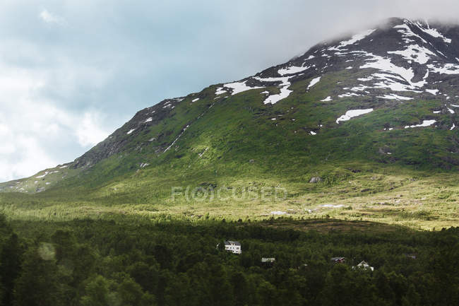 Vista panorámica de la montaña contra el cielo - foto de stock