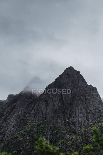 Formación rocosa contra el cielo nublado - foto de stock