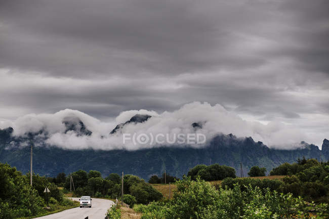Nubes que cubren montañas - foto de stock