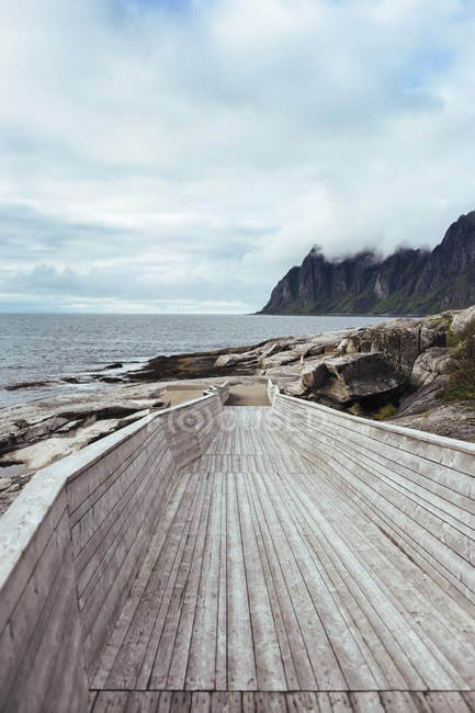 Calçadão de madeira na ilha — Fotografia de Stock