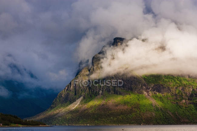 Nuvens cobrindo montanhas rochosas — Fotografia de Stock