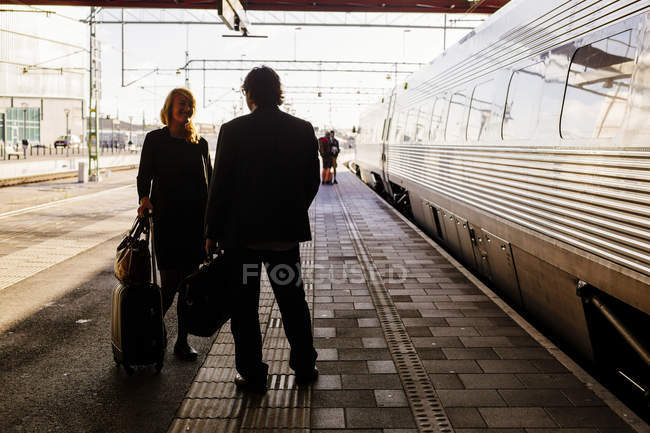 Business people at railroad station — Stock Photo