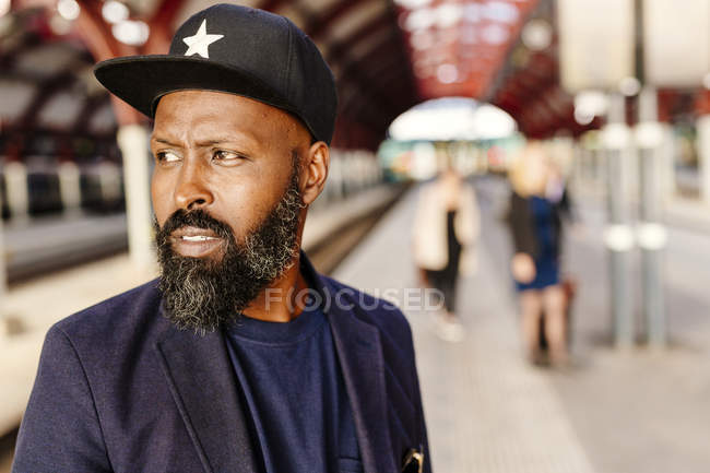 Homme réfléchi debout à la gare — Photo de stock