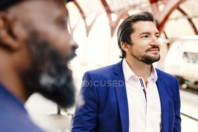 Businessman standing with colleague — Stock Photo