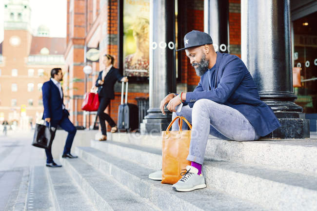 Homem sentado em passos — Fotografia de Stock