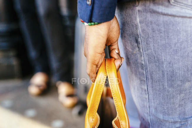Mann trägt Tasche im Freien — Stockfoto