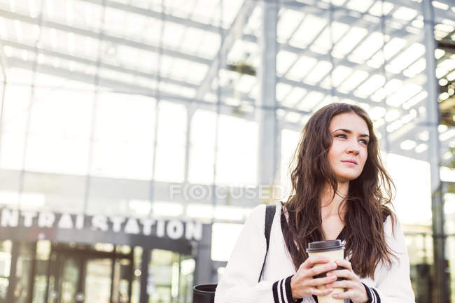 Femme d'affaires tenant tasse jetable — Photo de stock