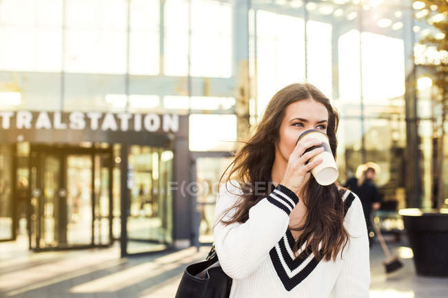 Бізнес-леді пити каву — стокове фото