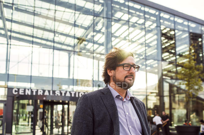 Geschäftsmann vor dem Hauptbahnhof — Stockfoto