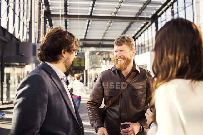 Happy businessman discussing — Stock Photo