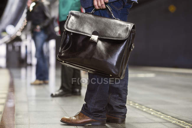 Homme d'affaires portant une mallette — Photo de stock