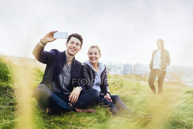 Amici felici prendendo selfie — Foto stock