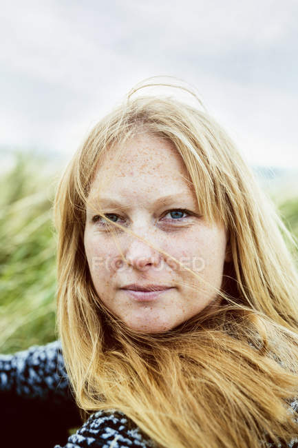 Blondine sitzt auf Feld — Stockfoto
