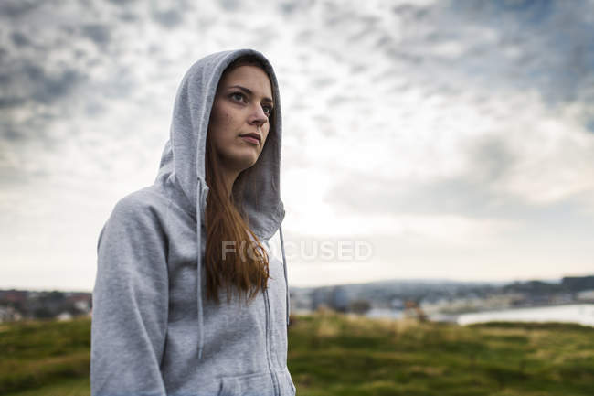 Junge Frau steht auf Schanze — Stockfoto