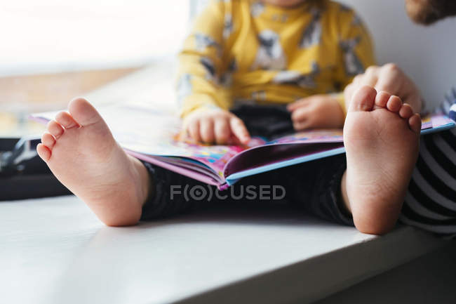Father and daughter with picture book — Stock Photo