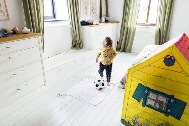 Chica jugando con pelota de fútbol - foto de stock