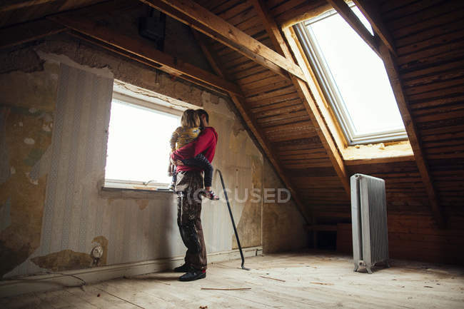 Vater und Tochter blicken durch Fenster — Stockfoto