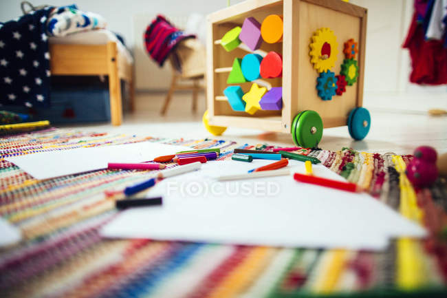 Colored pencils and drawing papers — Stock Photo