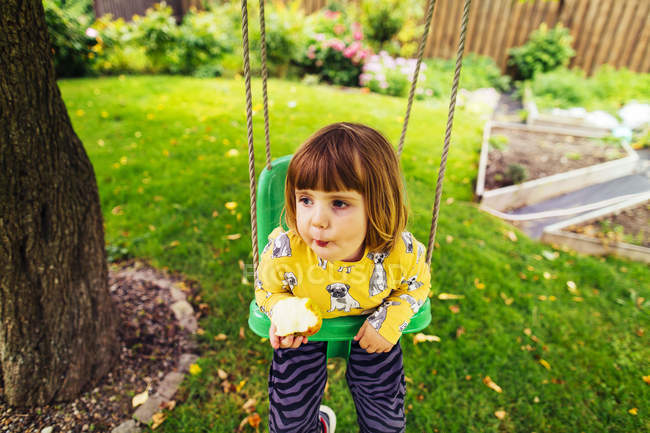 Menina bonito balançando no quintal — Fotografia de Stock