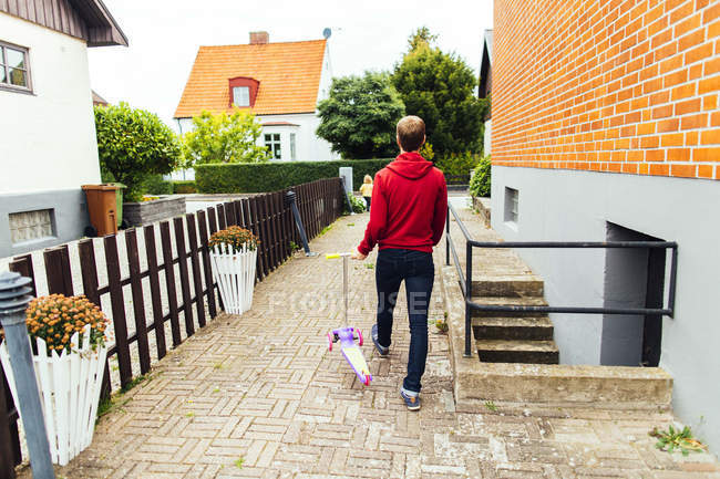 Man with push scooter — Stock Photo