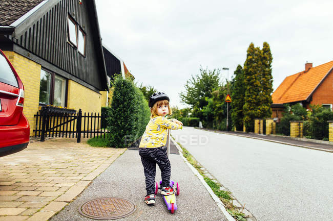 Дівчина їде поштовх скутер — стокове фото
