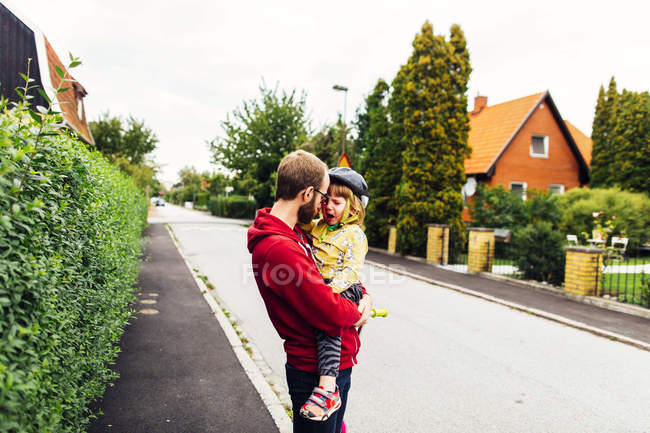 Homem carregando filha chateada — Fotografia de Stock