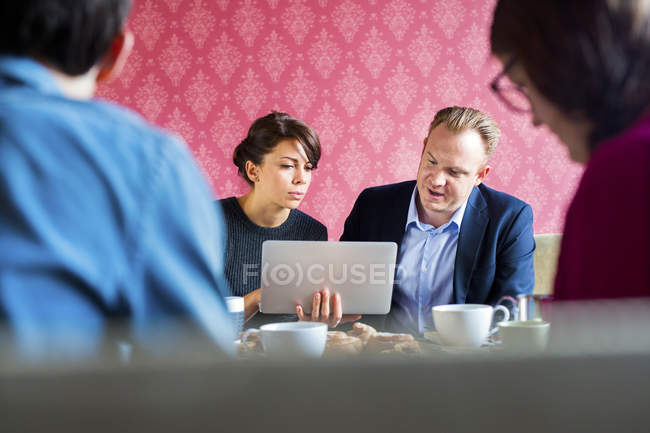 Business people using laptop — Stock Photo