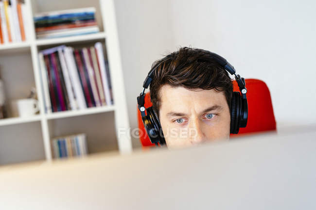 Businessman using computer — Stock Photo