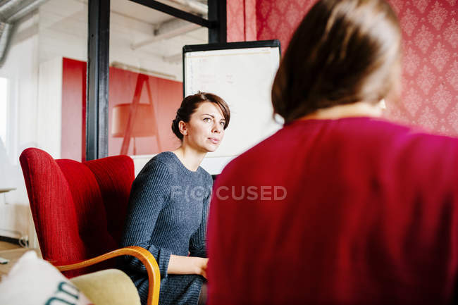 Бізнес-леді на зустрічі в офісі — стокове фото