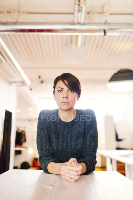 Серьезная деловая женщина в офисе — стоковое фото