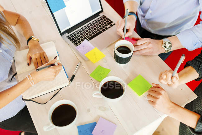 Geschäftsleute arbeiten am Schreibtisch — Stockfoto