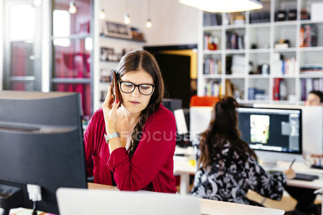 Femme d'affaires utilisant un téléphone intelligent — Photo de stock