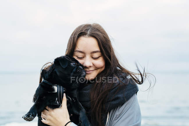 Frau trägt Hund — Stockfoto