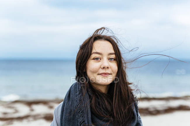 Belle femme sur la plage — Photo de stock