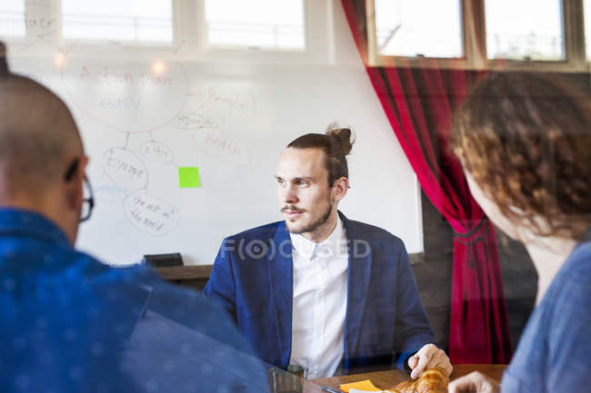 Jeune homme d'affaires avec ses collègues — Photo de stock