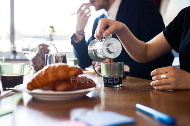Geschäftsfrau portioniert Kaffee — Stockfoto