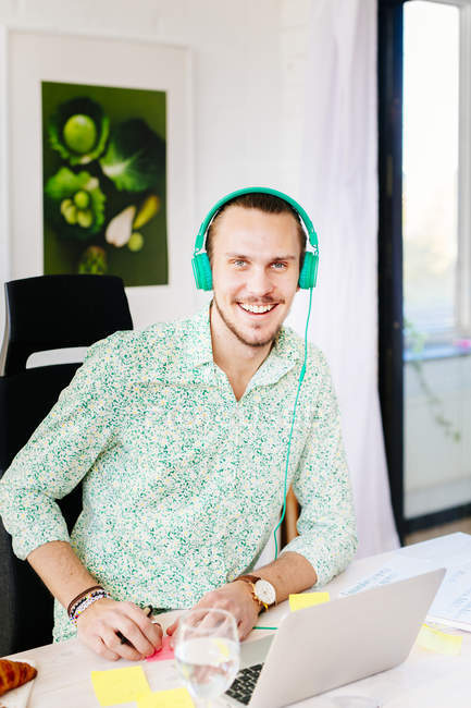 Homem de negócios confiante usando fones de ouvido — Fotografia de Stock