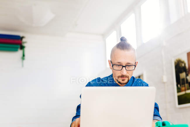 Hombre de negocios adulto medio usando el ordenador portátil - foto de stock