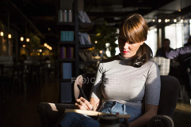 Mulher sentada no café — Fotografia de Stock