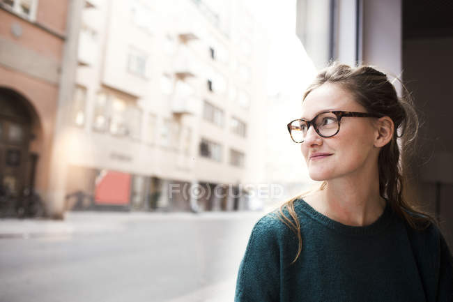 Femme d'affaires souriante portant des lunettes — Photo de stock