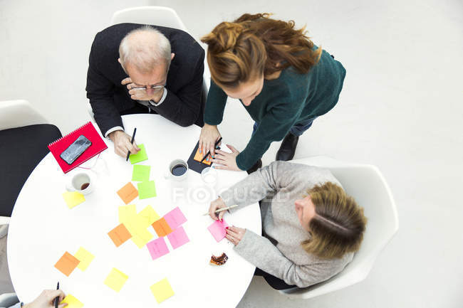 Business people with adhesive notes — Stock Photo