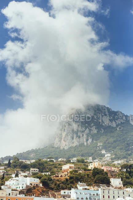 Buildings and mountain in island — Stock Photo
