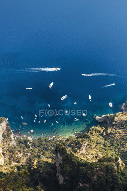 Barcos que se deslocam no mar — Fotografia de Stock