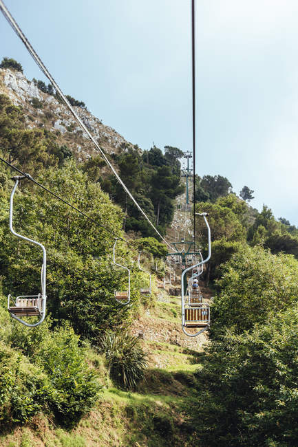 Camino de cable sobre montaña - foto de stock